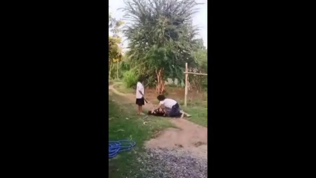 หดหู่ใจ!ลูกสาวทุบตีทำร้ายแม่บังเกิดเกล้าต่อหน้าหลาน 7 ขวบ