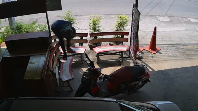 ล่าโจรย่องฉกกระเป๋าเงินเจ้าของร้านซักรีดคาหน้าร้าน