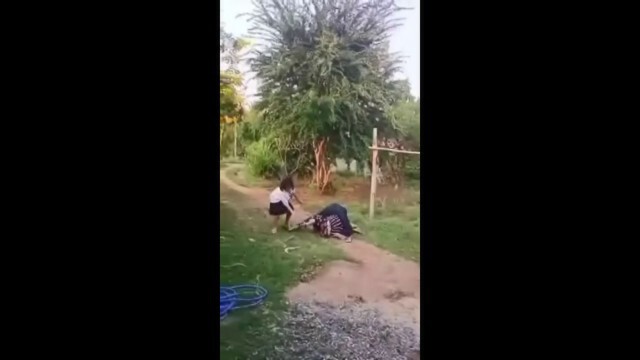หดหู่ใจ!ลูกสาวทุบตีทำร้ายแม่บังเกิดเกล้าต่อหน้าหลาน 7 ขวบ