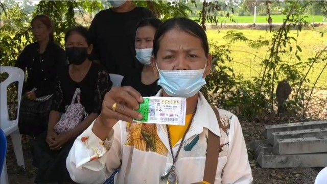 แผงหวยสะเทือนทั้งวัด แห่ซื้อเลขน้องไนท์ตะโกนบอก