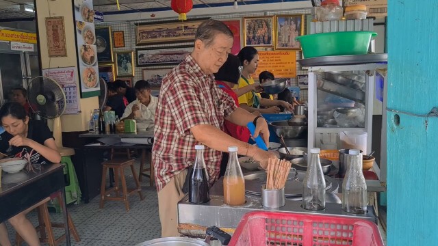 ส่งต่อรุ่นที่ 4 ก๋วยเตี๋ยวสูตรโบราณอายุกว่า 100 ปี