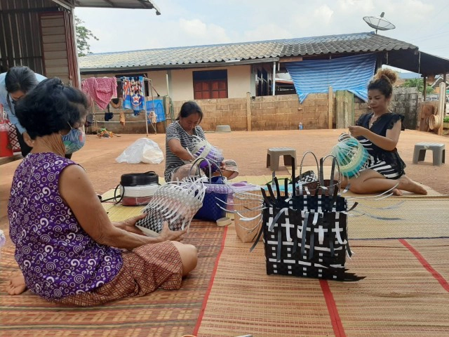 กลุ่มแม่บ้านรวมตัว  สานตะกร้าเส้นพลาสติกขายออนไลน์