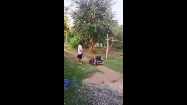 หดหู่ใจ!ลูกสาวทุบตีทำร้ายแม่บังเกิดเกล้าต่อหน้าหลาน 7 ขวบ