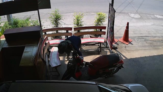 ล่าโจรย่องฉกกระเป๋าเงินเจ้าของร้านซักรีดคาหน้าร้าน
