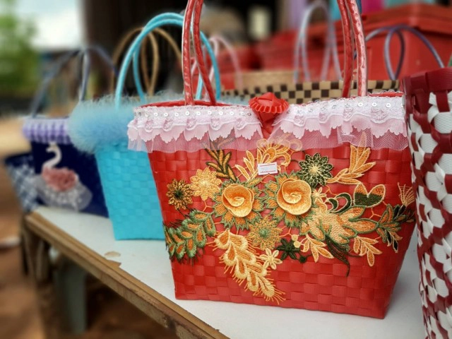 กลุ่มแม่บ้านรวมตัว  สานตะกร้าเส้นพลาสติกขายออนไลน์