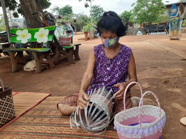 กลุ่มแม่บ้านรวมตัว  สานตะกร้าเส้นพลาสติกขายออนไลน์