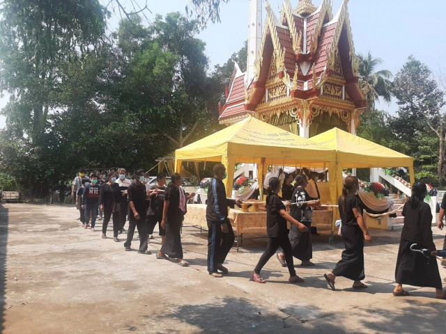 แผงหวยสะเทือนทั้งวัด แห่ซื้อเลขน้องไนท์ตะโกนบอก