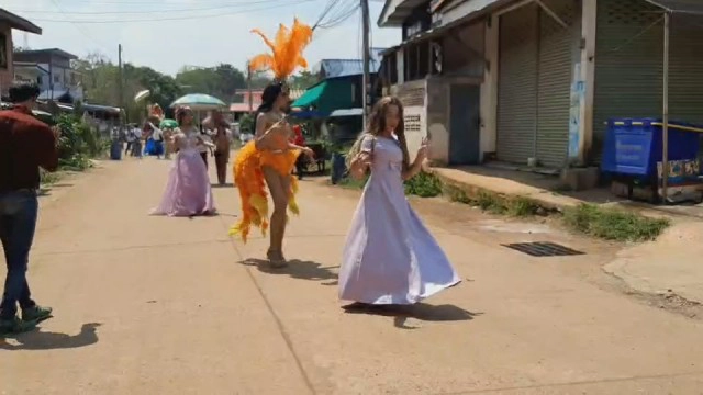 สีสันงานบวชช้างแห่นาค เพื่อนสาวสองแต่งแฟนตาซีเชิ้งคึกคัก