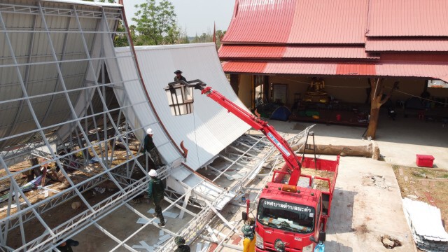 เร่งเก็บกู้ซากศาลาวัดมะรุม หลังโดนพายุฤดูร้อนถล่ม