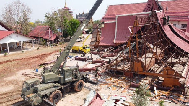 เร่งเก็บกู้ซากศาลาวัดมะรุม หลังโดนพายุฤดูร้อนถล่ม