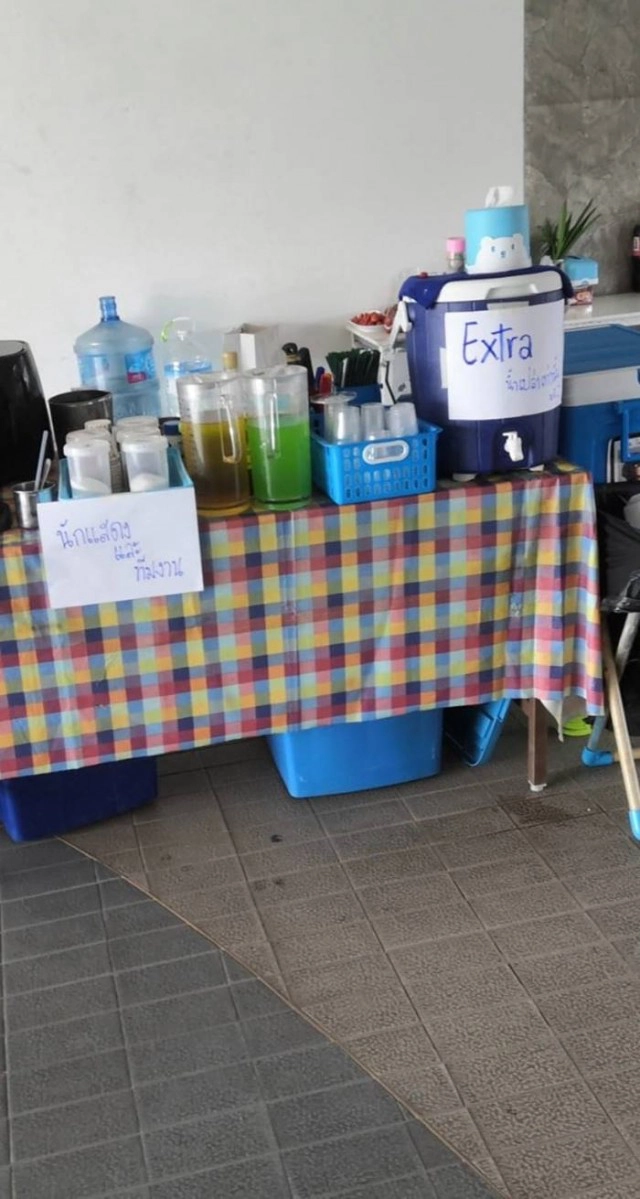 นักแสดง Extra สุดช้ำ!! โพสต์ภาพความเหลื่อมล้ำวงการบันเทิง "Extra น้ำเปล่าเท่านั้นนะจ๊ะ"