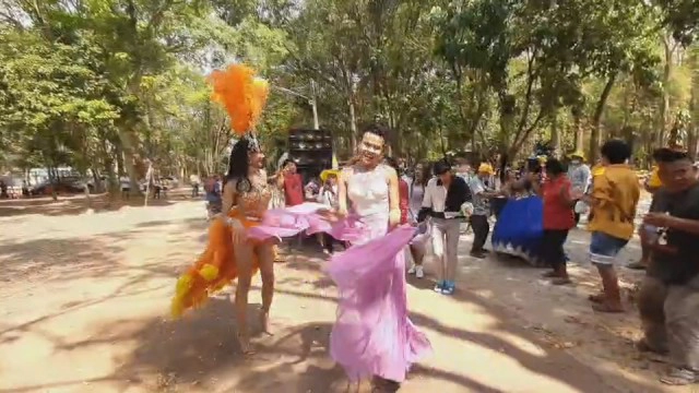 สีสันงานบวชช้างแห่นาค เพื่อนสาวสองแต่งแฟนตาซีเชิ้งคึกคัก