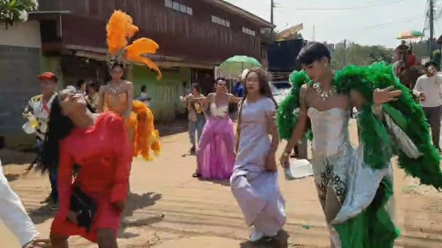 สีสันงานบวชช้างแห่นาค เพื่อนสาวสองแต่งแฟนตาซีเชิ้งคึกคัก