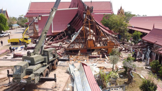 เร่งเก็บกู้ซากศาลาวัดมะรุม หลังโดนพายุฤดูร้อนถล่ม