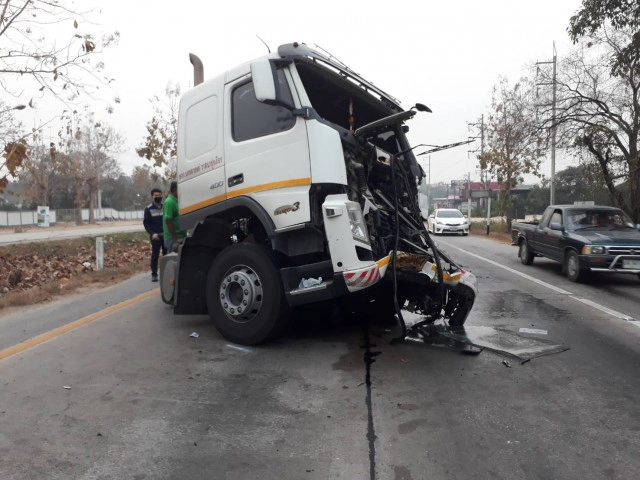 ปิดถนนกู้ระทึก-รถน้ำมันเสยท้ายพ่วง