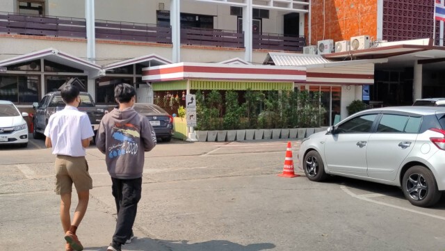 เยาวชนปลดแอกเดินขึ้นโรงพักให้ถ้อยคำชู "ตั๋วช้าง"