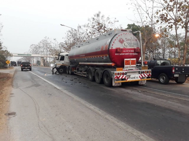 ปิดถนนกู้ระทึก-รถน้ำมันเสยท้ายพ่วง