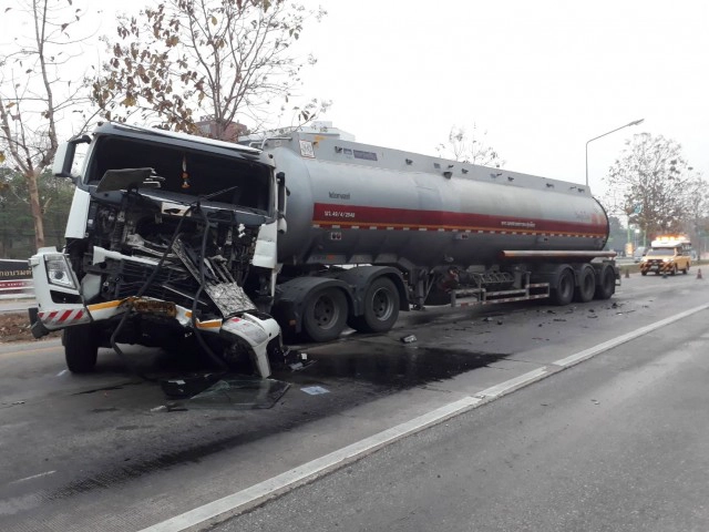 ปิดถนนกู้ระทึก-รถน้ำมันเสยท้ายพ่วง