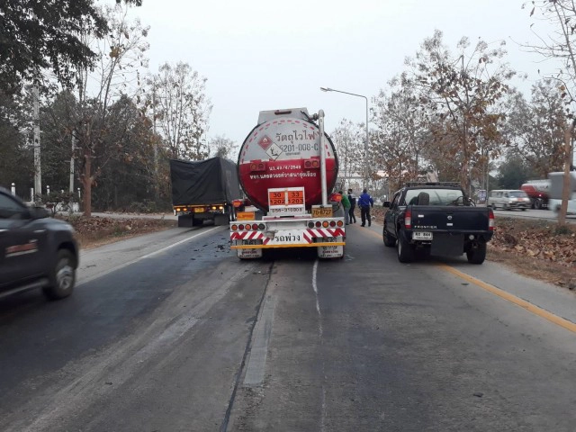 ปิดถนนกู้ระทึก-รถน้ำมันเสยท้ายพ่วง