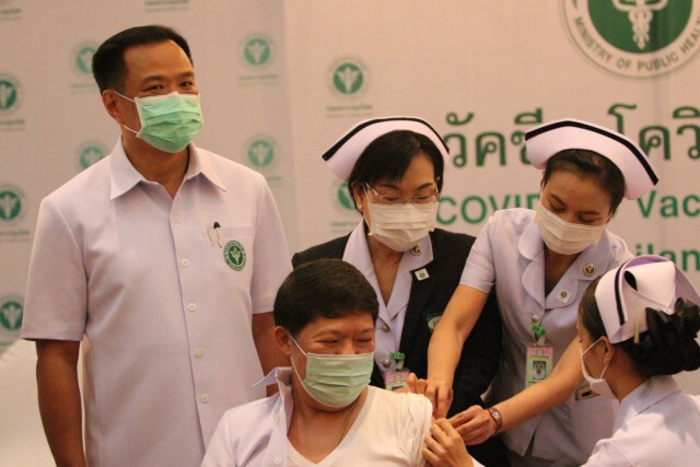"อนุทิน" ยันวัคซีนปลอดภัยสูง-ชะลอฉีดเพื่อความมั่นใจ