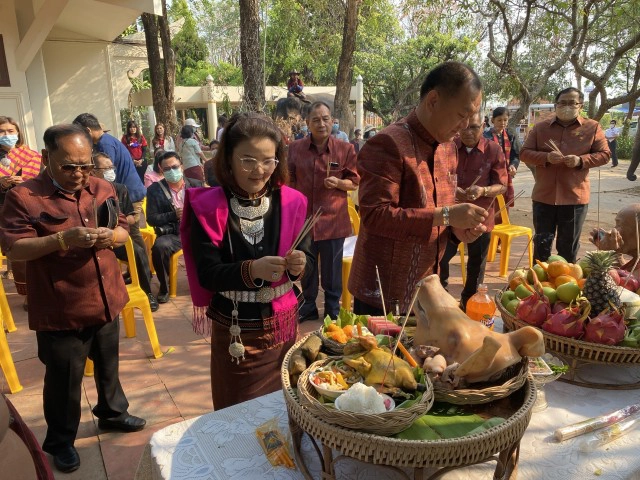 สีสัน! ช้างน้อย 3 ขวบกระโดดดีใจได้กินอาหารโต๊ะจีนในวันช้างไทย 