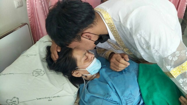 ซึ้ง ลูกชายกราบลาอุปสมบทแม่ป่วยมะเร็งระยะสุดท้าย