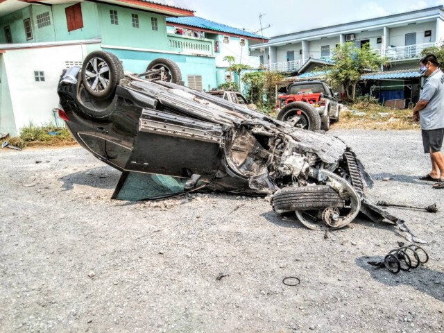 เก๋งเสียหลักพุ่งชนร้านขายยาข้างทางหงายท้องล้อชี้ฟ้า