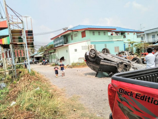 เก๋งเสียหลักพุ่งชนร้านขายยาข้างทางหงายท้องล้อชี้ฟ้า
