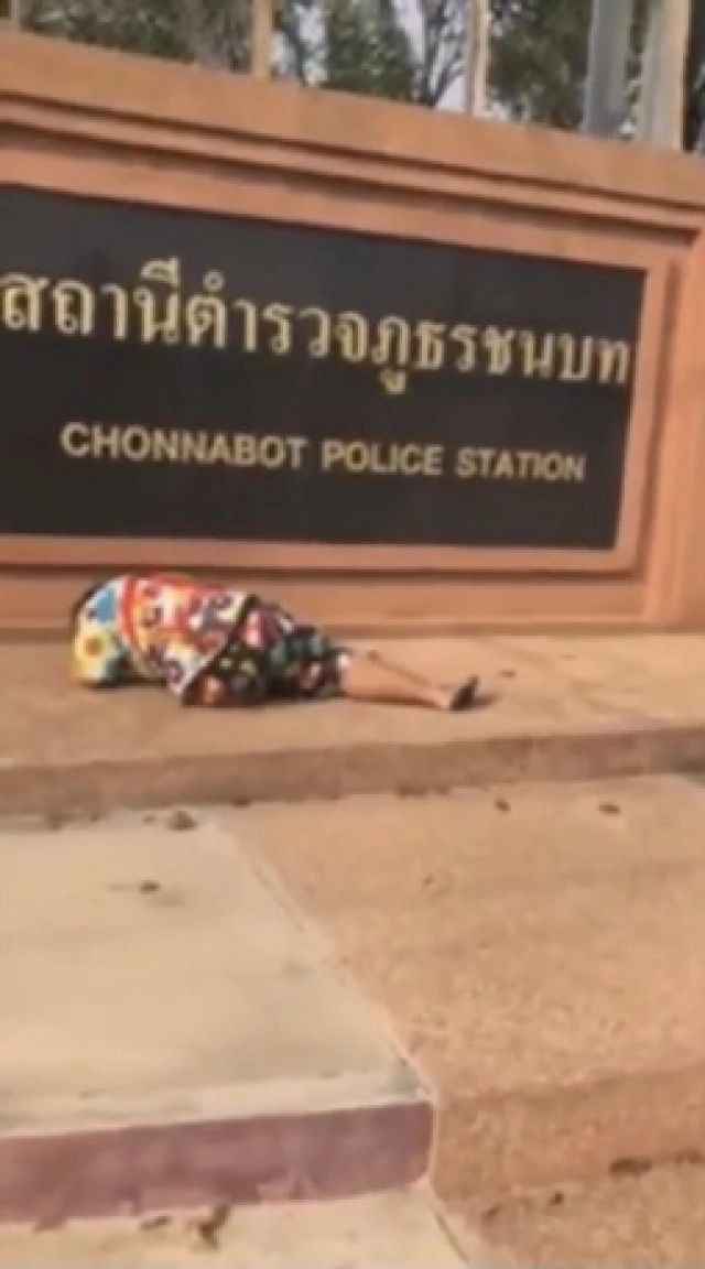 คืบ ผกก.ชนบทแจงเป็นเรื่องเข้าใจผิดแม่กราบป้ายโรงพัก