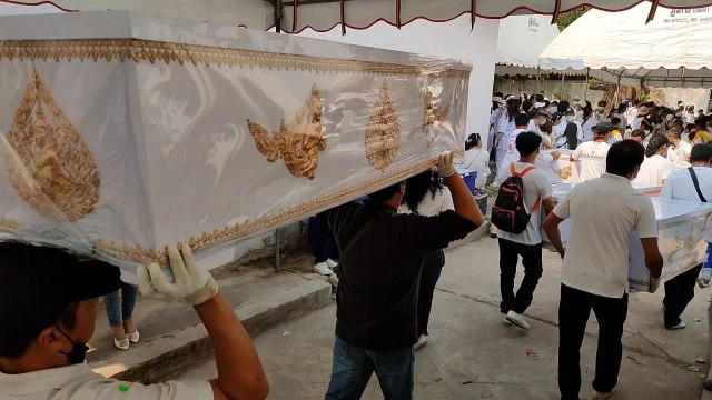 นักแสวงบุญ ระดมช่วย ฮุก.31 โคราช ย้ายร่างอาจารย์ใหญ่ 60 ศพ ไปสุสานใหม่