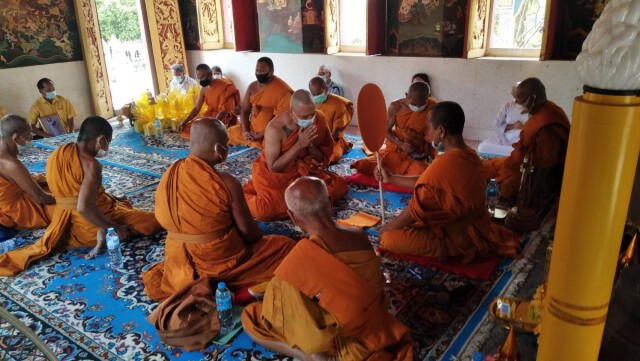 พระอั๋นวางภาพแม่ไว้ข้างตัวขณะทำพิธีบวช