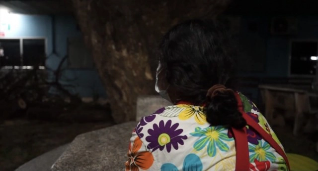 แม่นอนกราบป้ายโรงพัก ขอความเป็นธรรมให้ลูกถูกข่มขืนตำรวจไม่รับแจ้ง