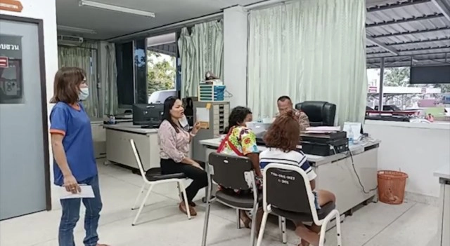 คืบ ผกก.ชนบทแจงเป็นเรื่องเข้าใจผิดแม่กราบป้ายโรงพัก