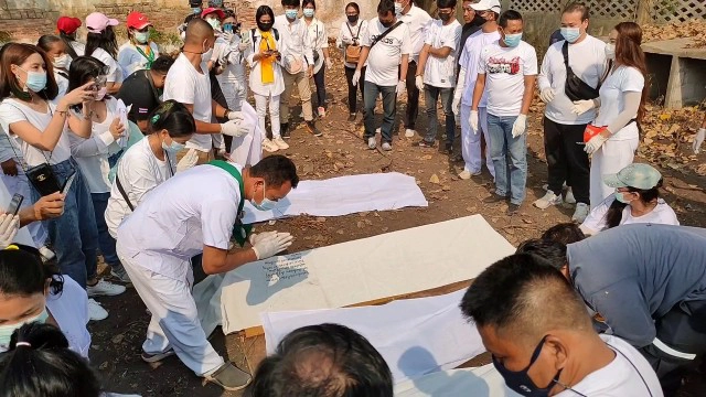 นักแสวงบุญ ระดมช่วย ฮุก.31 โคราช ย้ายร่างอาจารย์ใหญ่ 60 ศพ ไปสุสานใหม่