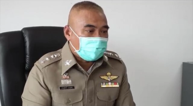 คืบ ผกก.ชนบทแจงเป็นเรื่องเข้าใจผิดแม่กราบป้ายโรงพัก