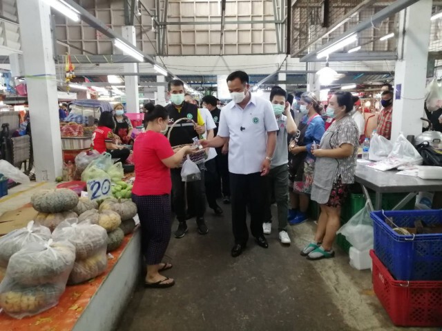 "อนุทิน" ลงพื้นที่ตลาดบางแค ติดตามการควบคุมโควิด 19