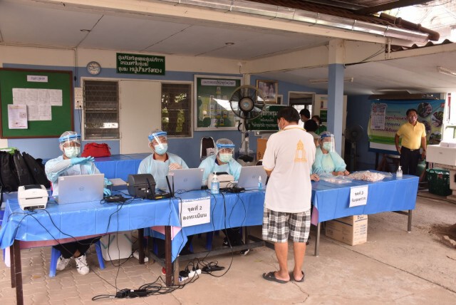 "อนุทิน" ลงพื้นที่ตลาดบางแค ติดตามการควบคุมโควิด 19