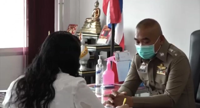 คืบ ผกก.ชนบทแจงเป็นเรื่องเข้าใจผิดแม่กราบป้ายโรงพัก