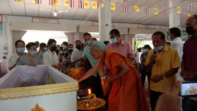 พระอั๋นวางภาพแม่ไว้ข้างตัวขณะทำพิธีบวช
