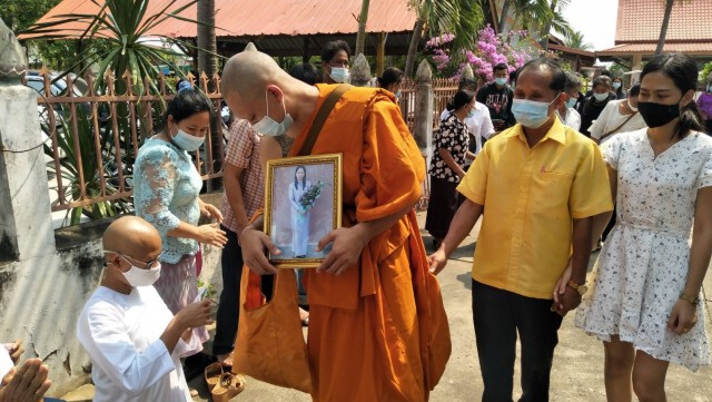 พระอั๋นวางภาพแม่ไว้ข้างตัวขณะทำพิธีบวช