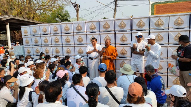 นักแสวงบุญ ระดมช่วย ฮุก.31 โคราช ย้ายร่างอาจารย์ใหญ่ 60 ศพ ไปสุสานใหม่