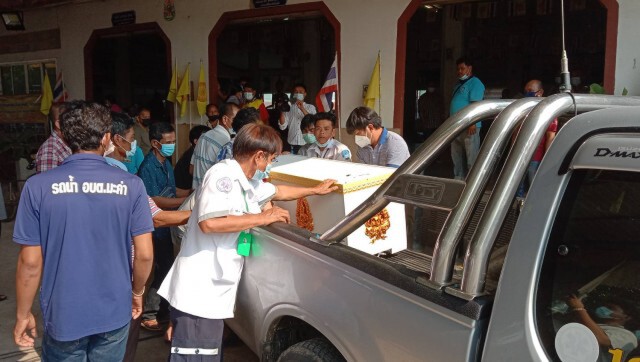 พระอั๋นวางภาพแม่ไว้ข้างตัวขณะทำพิธีบวช