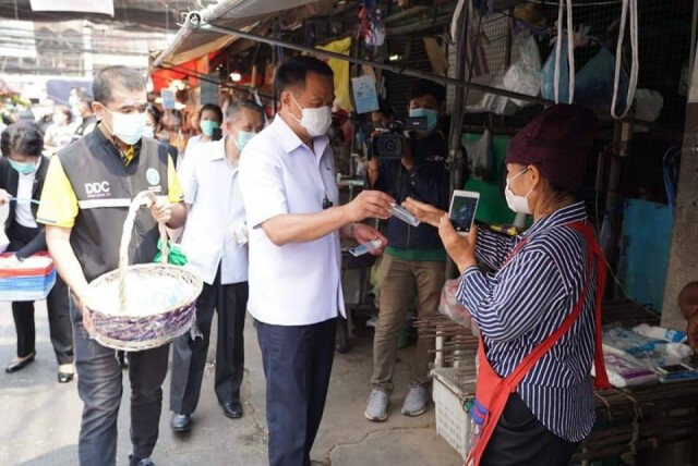 "อนุทิน" ลงพื้นที่ตลาดบางแค ติดตามการควบคุมโควิด 19
