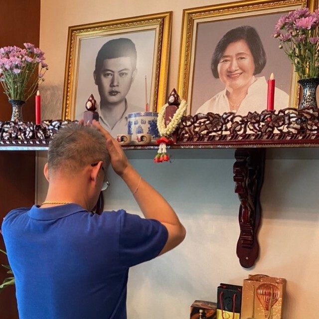 "หนุ่ม กรรชัย" โผกอดต้อนรับ "สรยุทธ" หลังได้รับการพักโทษออกจากเรือนจำ