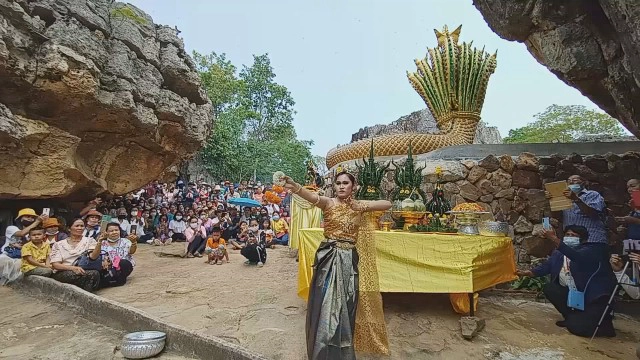 คอหวยแห่ขอโชควัดภูตะเภาทองปู่มุจลินทร์นาคราช