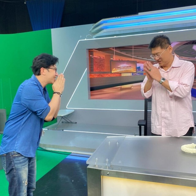 "หนุ่ม กรรชัย" โผกอดต้อนรับ "สรยุทธ" หลังได้รับการพักโทษออกจากเรือนจำ
