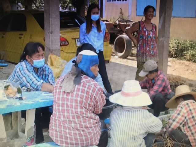 ชาวบ้านรวมตัวเรียนรู้เพาะเห็ดฟาง-สู้โควิด