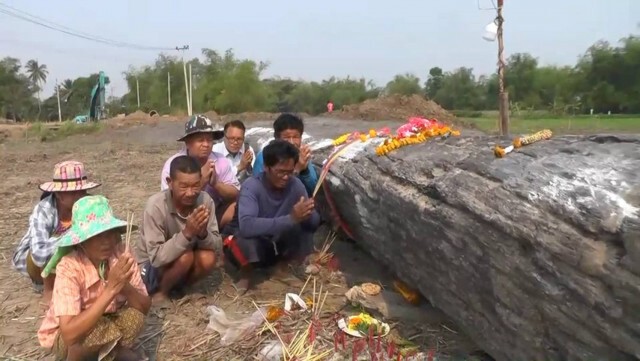 ชาวบ้านแห่ขอเลขเด็ดเจ้าแม่ตะเคียนทองยักษ์อายุพันปี