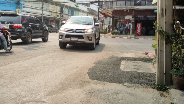 เร่งแก้ปัญหาถนนดวงจันทร์ขุดทำเสาไฟไร้สาย