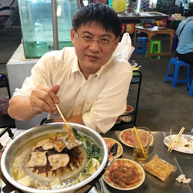"หนุ่ม กรรชัย" โผกอดต้อนรับ "สรยุทธ" หลังได้รับการพักโทษออกจากเรือนจำ